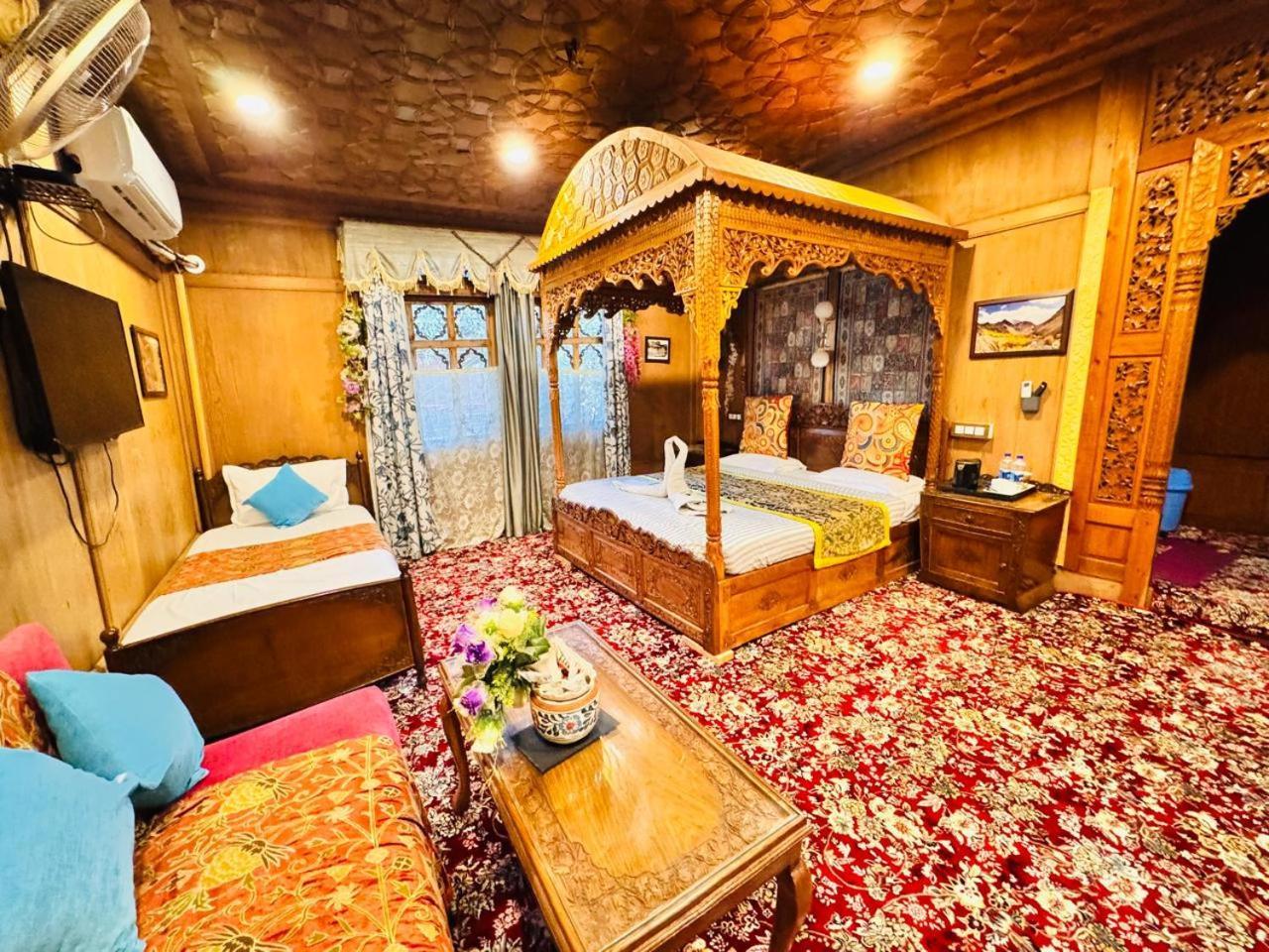 Crown Of India Group Of Houseboats Hotell Srīnagar Eksteriør bilde