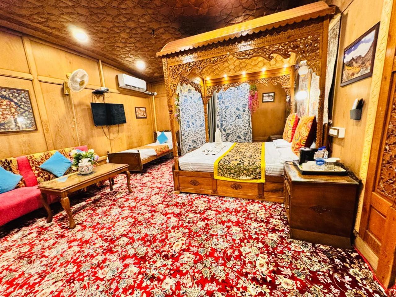 Crown Of India Group Of Houseboats Hotell Srīnagar Eksteriør bilde