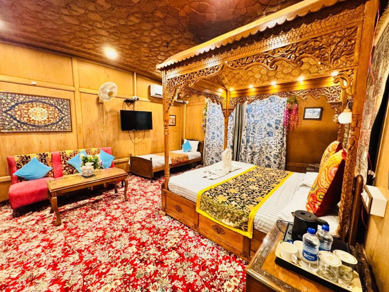 Crown Of India Group Of Houseboats Hotell Srīnagar Eksteriør bilde
