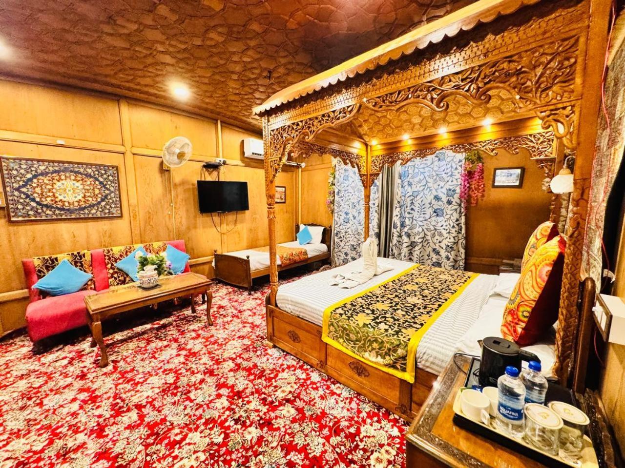 Crown Of India Group Of Houseboats Hotell Srīnagar Eksteriør bilde