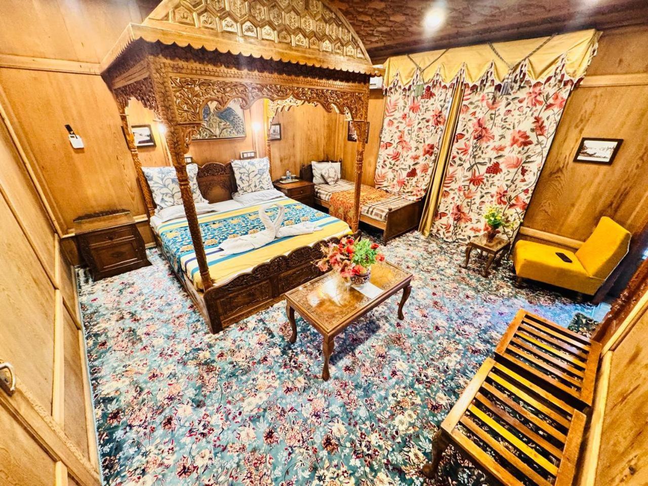 Crown Of India Group Of Houseboats Hotell Srīnagar Eksteriør bilde