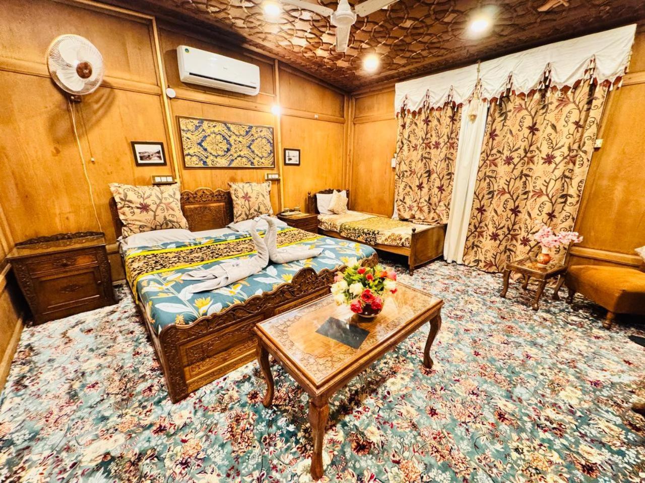 Crown Of India Group Of Houseboats Hotell Srīnagar Eksteriør bilde