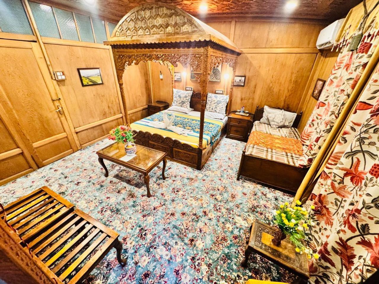 Crown Of India Group Of Houseboats Hotell Srīnagar Eksteriør bilde